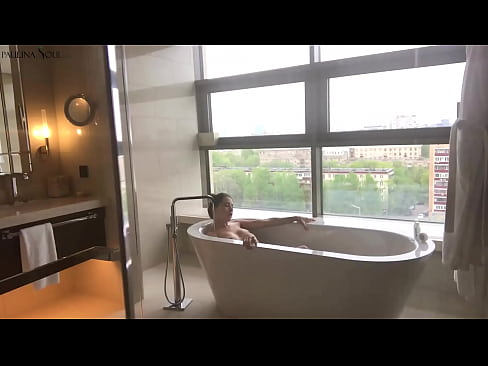 ❤️ 巨大的宝贝 激情地在浴室里撸起了她的阴部 ❤❌ Quality porn﹏﹏