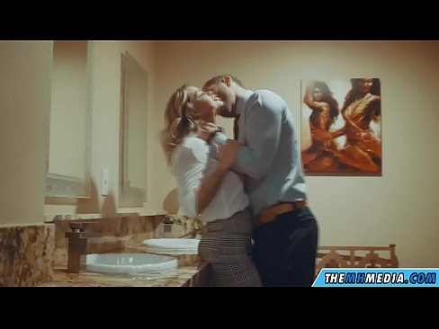 ❤️ 当一个胸大无脑的金发女郎在公共厕所里勾引你时 ❤❌ Quality porn﹏﹏